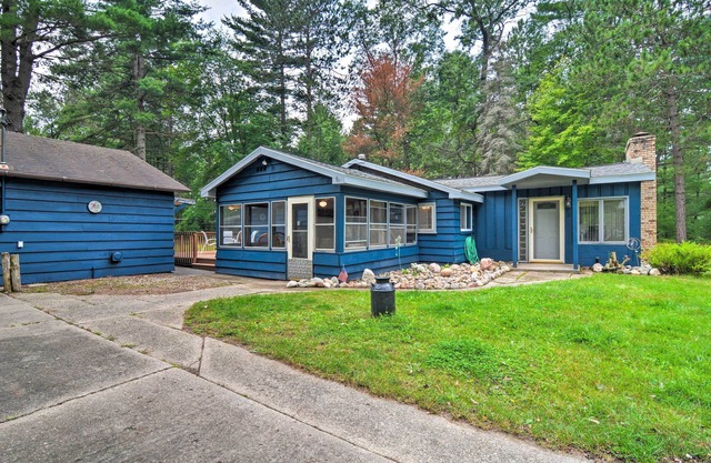 Roscommon Cabin w/ Fire Pit: Walk to Higgins Lake!