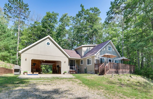 Roscommon Retreat w/ Deck ~ 1 Mile to Higgins Lake