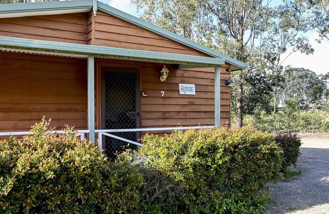 Rose Cabin 7 - 1 bedroom with 1 x queen bed