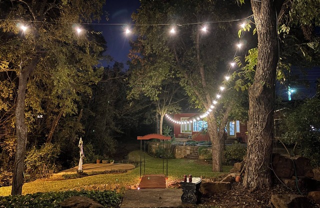 Rose Cottage on the River. Steps from Glen Rose Square and in the Paluxy