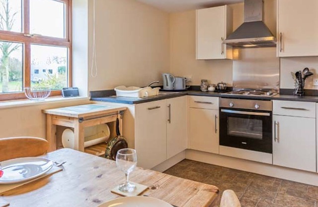 ROSE COTTAGE, pet friendly, character holiday cottage in Eppleby