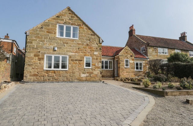 ROSE COTTAGE, pet friendly, character holiday cottage in Faceby