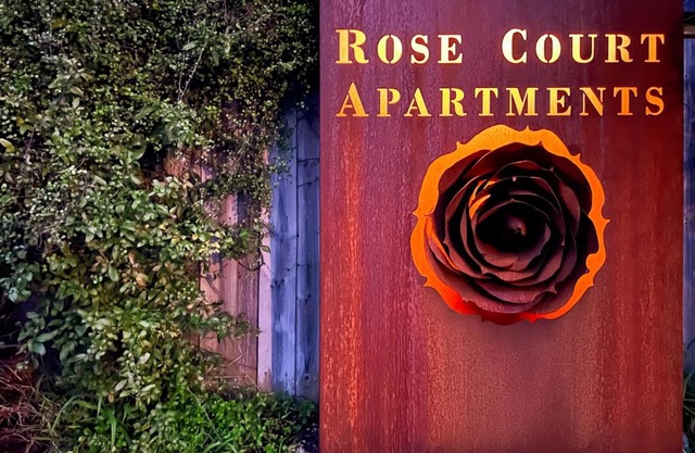 Rose Court Apartments "Aristone"