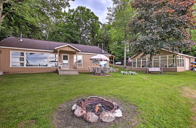 Cabina frente al lago Rose Lake w / Fire Pit, muelle, barcos