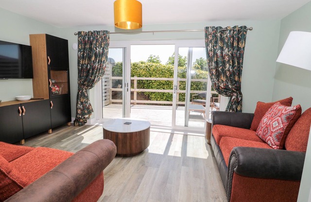 ROSE LODGE, pet friendly, character holiday cottage in Embleton