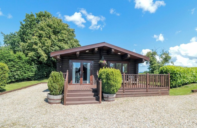 ROSEBERRY LODGE 3, family friendly, with hot tub in Stokesley