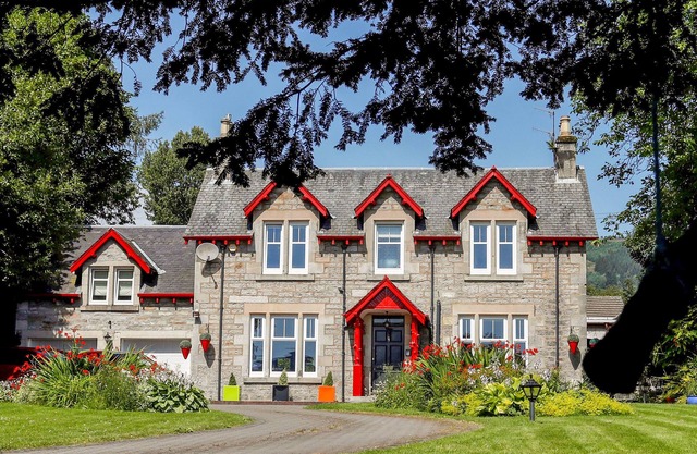 ROSEBURN, pet friendly, luxury holiday cottage in Pitlochry