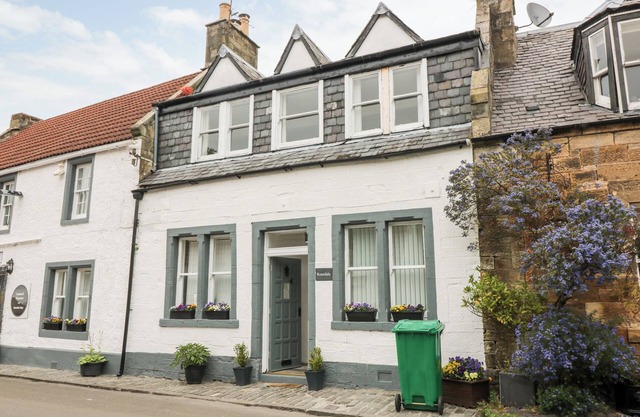 ROSEDALE, family friendly, with hot tub in Falkland