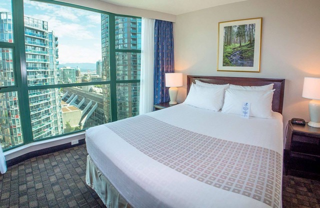 Rosedale On Robson Suite Hotel