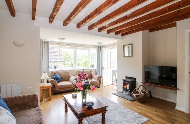 ROSEMARY COTTAGE, pet friendly, with open fire in Clun