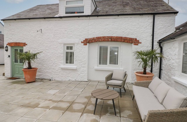 ROSEMARY COTTAGE, pet friendly, with a garden in Manorbier