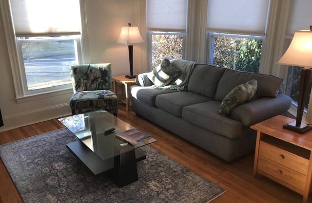 Rosemont 1st Fl: 2 BR: Sunny Amplio Conveniente 30 días + alquiler