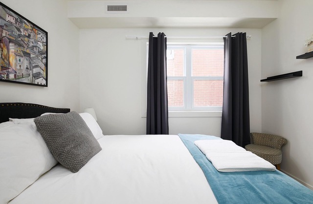 Rosemont Hideaway 1BR + 2 bath + Patio + A/C