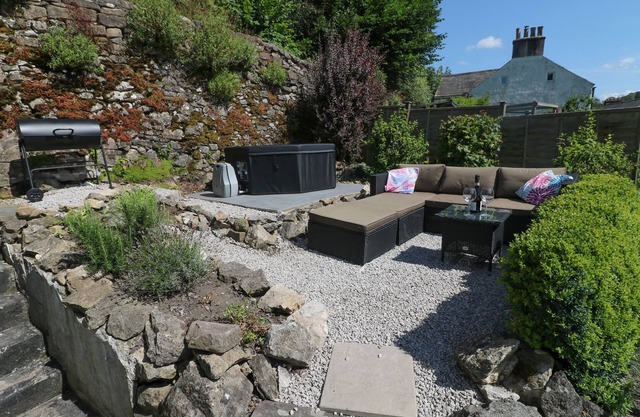 ROSEVILLE, pet friendly, character holiday cottage in Cromford