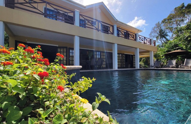 Rosita with a Waterfall Jacuzzi & Rain Forest feel