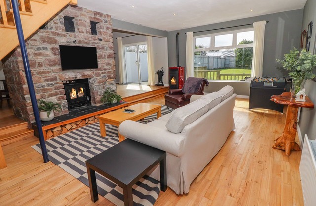 ROSNACARTHNA MORE APARTMENT, pet friendly in Beaufort, County Kerry