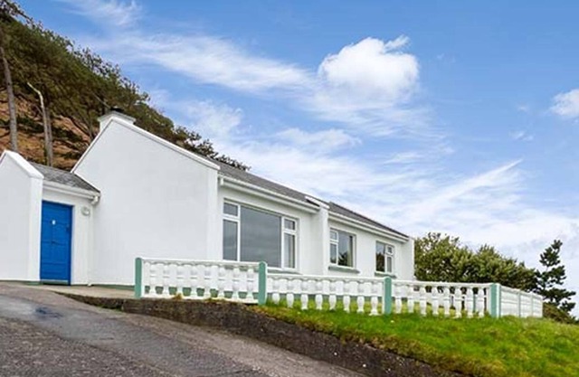 ROSSBEIGH BEACH COTTAGE NO 4, pet friendly in Glenbeigh, County Kerry
