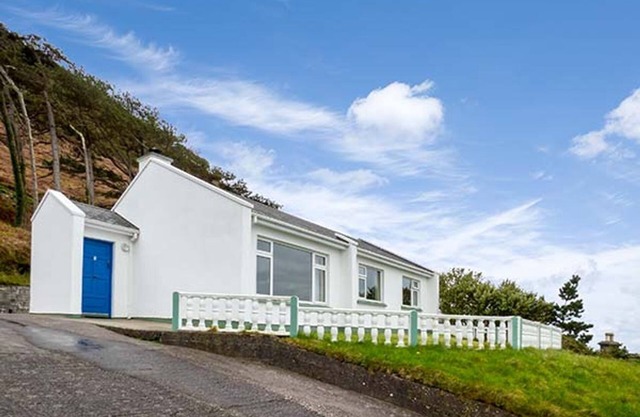 ROSSBEIGH BEACH COTTAGE NO 4, pet friendly in Glenbeigh, County Kerry