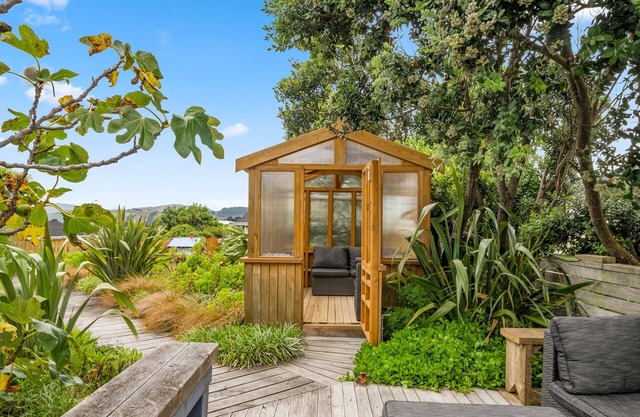Rosy Retreat - Raumati Beach Holiday Home