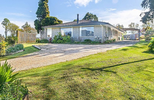 ROTOTAI RETREAT - TAKAKA HOLIDAY HOME, with a garden in Takaka