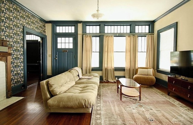 Rou's Charming 3-bedroom house in Historic Vineville with WiFi, AC