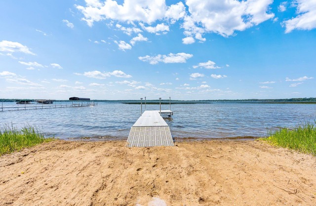Round Lake- Family Friendly| Sandy Beach | Swim