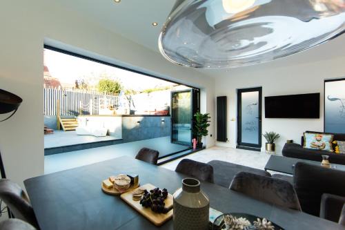 Rounton Villa by Luxury Travel Emporium- Hot Tub - Sea Views - Parking