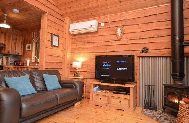 Rowan Log Cabin - stylish & welcoming, private hot tub