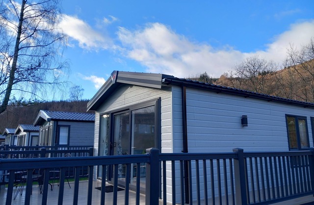 ROWAN, pet friendly, character holiday cottage in St Fillans