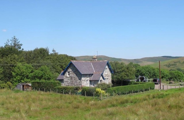 Rowantree Cottage - a cottage that sleeps 7 guests in 3 bedrooms