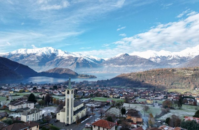 Roxy House, Idyllic lake Como modern apt, lake view, swimming pool, lift, garage