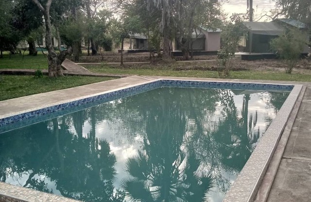 Royal South Luangwa Safaris Lodge