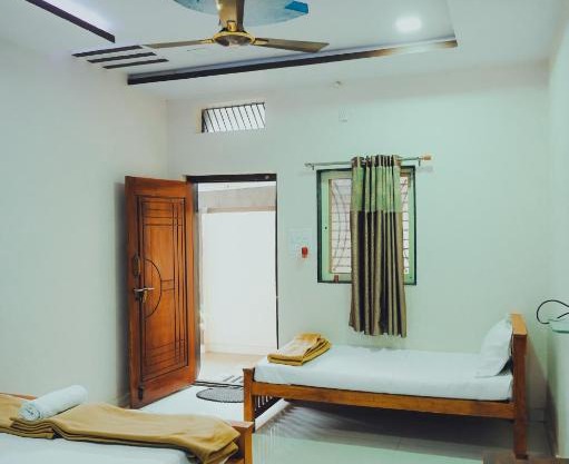 Royal Delux Lodge & Rooms