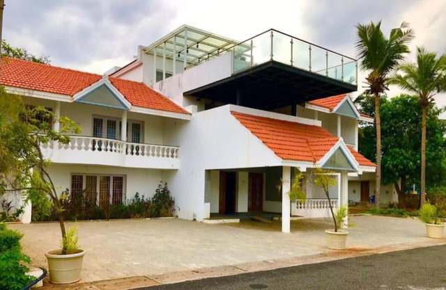 Royal Experiences Icon Beach House, ECR Sea Side Villa