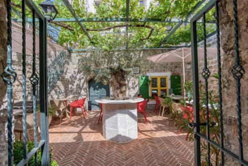 Royal Garden Apartments & Gastronomy