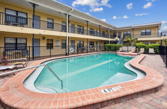 Royal Orleans 117 - Great value, first floor w/pool