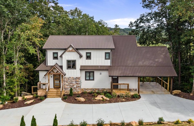 Royal Retreat - Brand New, Luxury, Mountain View, 4 Bedrooms, All En Suites!