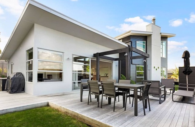 Royal Ridge with seaview, deck and parking
