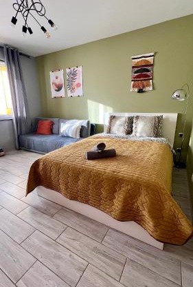 Roztocka studio, free parking, AC, 1 tram to the city & PGE National Stadion by Cosmo Spirit