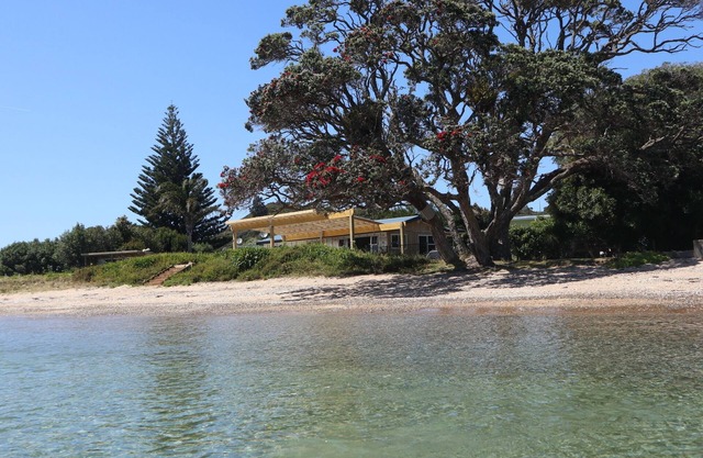 Ruahau - Absolute Beachfront - Luxury House and Cabin - Bikes, Kayaks, Spa, Pets