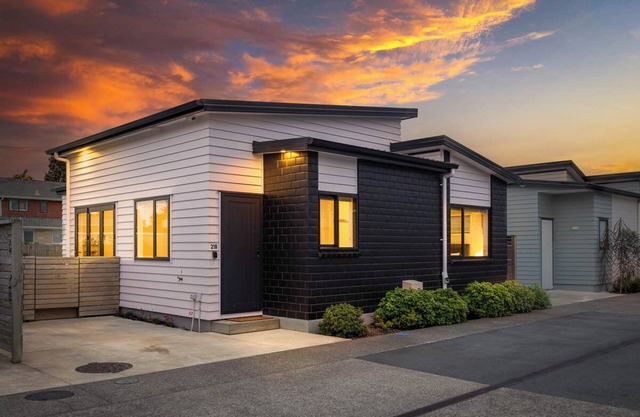 Ruby Red Holiday Home Raumati - 2 min walk to Raumati Village & Raumati beach