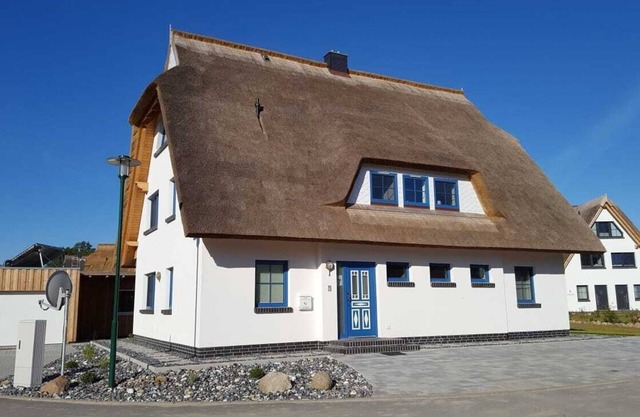 Rügen Flair se encuentra con Charme de paja. Casa de verano que se siente pura en la nueva cabaña con techo de paja