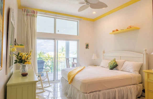 Rum& Little Barron Villa: Your North Side Haven-Beach, Ocean, Garden Views!