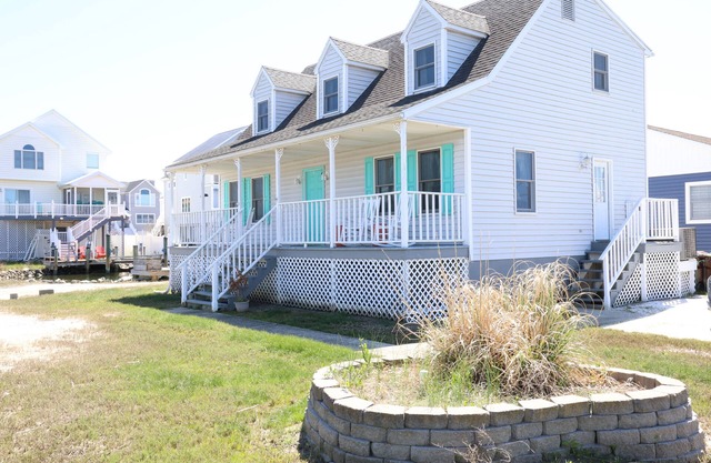 Rumgate Surf Shack - Private Boat Dock, Kayaks and Grill; Budget Friendly