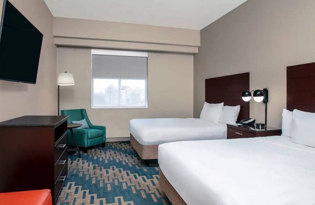 Runway to Relaxation: Pool, FREE Airport Shuttle. Close to Hollywood Beach