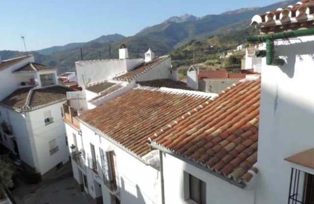 ALOJAMIENTO RURAL EN EL CENTRO URBANO DE YUNQUERA, SIERRA DE LAS NIEVES.