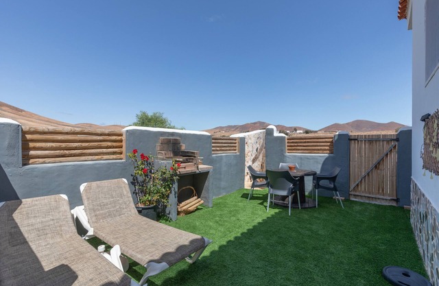 Apartamento rural "Casa Suárez" con terraza, vistas a la montaña y jardín