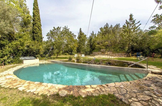 ¡Encanto rural en una finca de olivos con piscina!