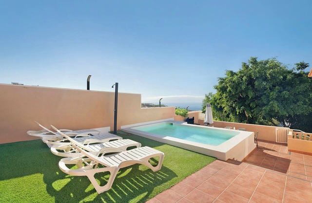 Casa de campo "Finca Los Corcos" con 2 piscinas, jardín, vistas a la montaña y al mar