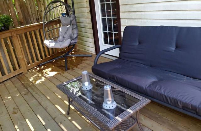 Rural Country Setting- Rustic and Charming Log Guest Suite